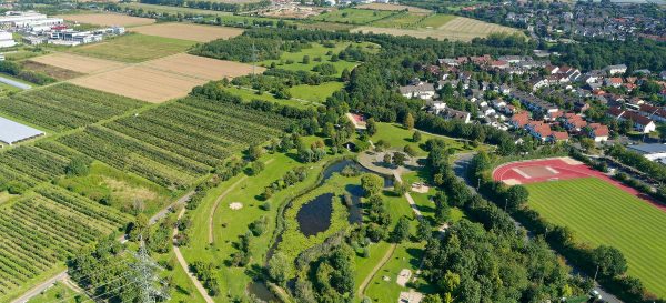 Der Grünzug Bonn Nord an der Großwohnsiedlung in Bonn-Tannenbusch, Nordrhein-Westfalen / September 2021